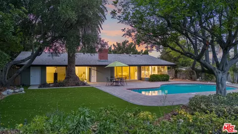 5858 Mcdonie Ave, Woodland Hills, CA 91367