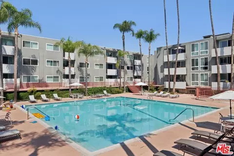 4915 Tyrone Ave #102, Sherman Oaks, CA 91423