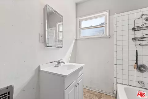 Bath - 477 E 59th St, Long Beach, CA 90805 photo 2 of 2