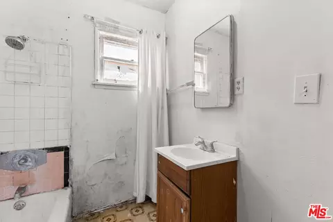 Bath - 477 E 59th St, Long Beach, CA 90805 photo 1 of 2
