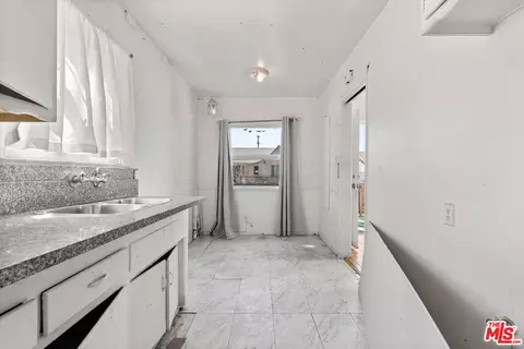 Entry Way - 477 E 59th St, Long Beach, CA 90805 photo 1 of 3