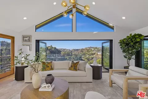 8280 Grand View Dr, Los Angeles, CA 90046