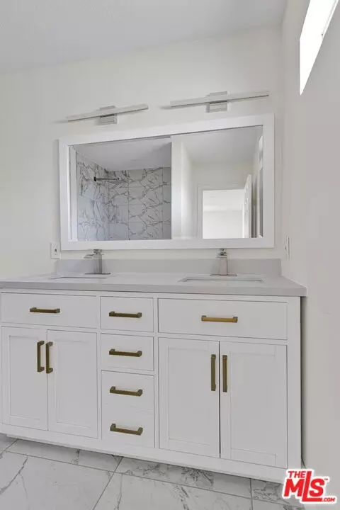 Bath - 12625 Tamiani Rd, Apple Valley, CA 92308 photo 2 of 7