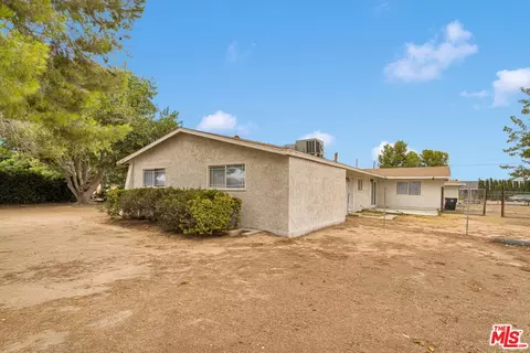 Exterior - 12625 Tamiani Rd, Apple Valley, CA 92308 photo 8 of 10