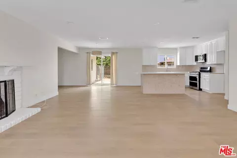 Living - 12625 Tamiani Rd, Apple Valley, CA 92308 photo 3 of 6