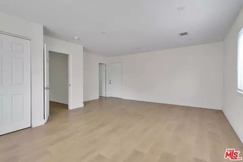 Living - 12625 Tamiani Rd, Apple Valley, CA 92308 photo 5 of 6