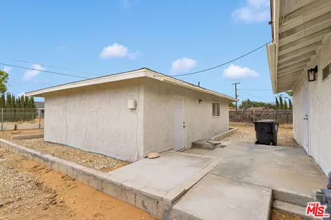 Exterior - 12625 Tamiani Rd, Apple Valley, CA 92308 photo 4 of 10