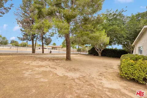 Exterior - 12625 Tamiani Rd, Apple Valley, CA 92308 photo 10 of 10