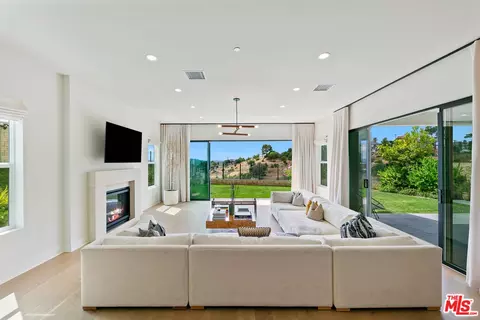 21316 Poema Pl, Chatsworth, CA 91311