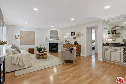 837 N West Knoll Dr #109, West Hollywood, CA 90069
