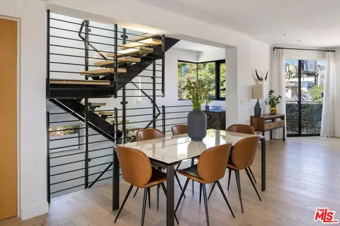 6687 W Daychar Dr, Los Angeles, CA 90028