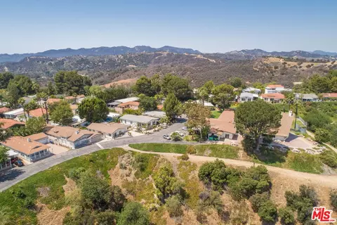 120 Navajo Ln, Topanga, CA 90290