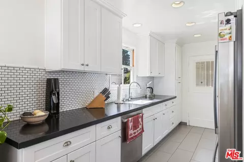 Kitchen - 1270 Valley View Ave, Pasadena, CA 91107 photo 4 of 5