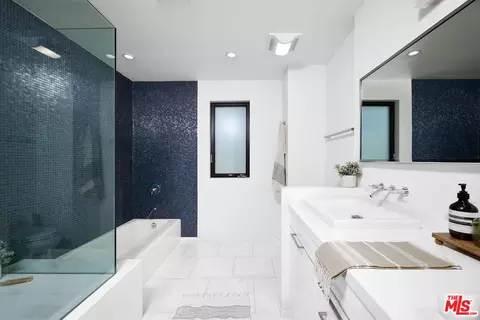 Bath - 2329 Clement Ave, Venice, CA 90291 photo 5 of 5