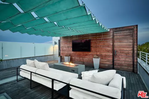 Exterior - 2329 Clement Ave, Venice, CA 90291 photo 9 of 10