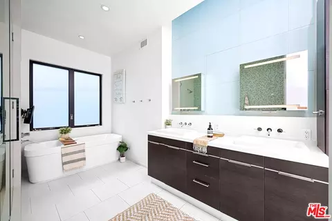 Bath - 2329 Clement Ave, Venice, CA 90291 photo 3 of 5