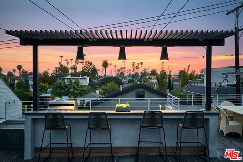 Exterior - 2329 Clement Ave, Venice, CA 90291 photo 8 of 10