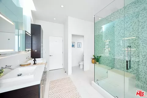 Bath - 2329 Clement Ave, Venice, CA 90291 photo 4 of 5