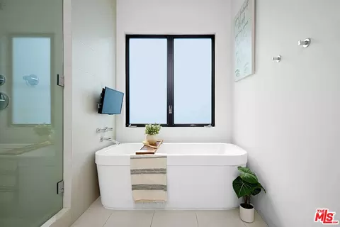 Bath - 2329 Clement Ave, Venice, CA 90291 photo 2 of 5
