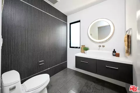 Bath - 2329 Clement Ave, Venice, CA 90291 photo 1 of 5