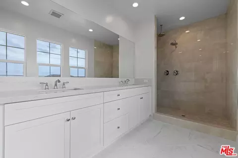 Bath - 3702 Pathway Ct, Bakersfield, CA 93311 photo 3 of 3