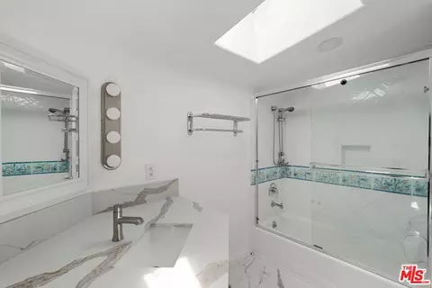 Bath - 18657 Kirkcolm Ln, Porter Ranch, CA 91326 photo 4 of 4