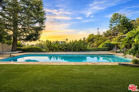 7230 Outpost Cove Dr, Los Angeles, CA 90068