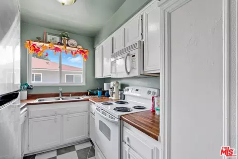 28016 Robin Ave, Saugus, CA 91350 photo 8