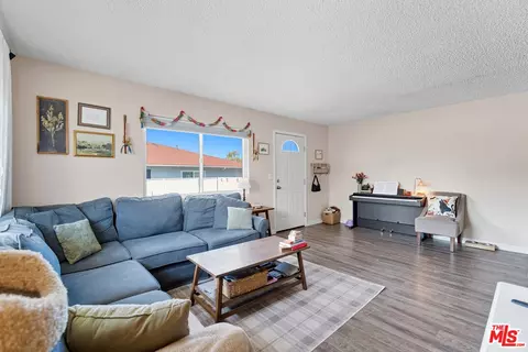 28016 Robin Ave, Saugus, CA 91350 photo 5
