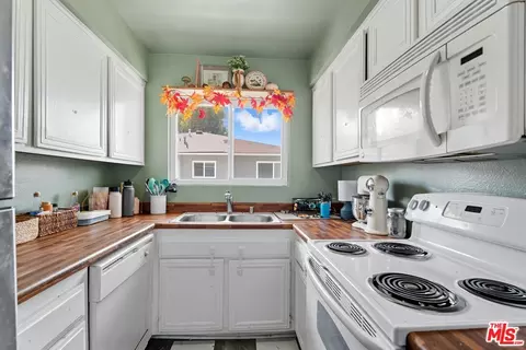 28016 Robin Ave, Saugus, CA 91350 photo 10