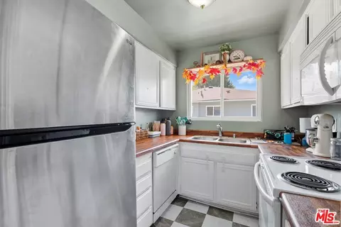 28016 Robin Ave, Saugus, CA 91350 photo 9