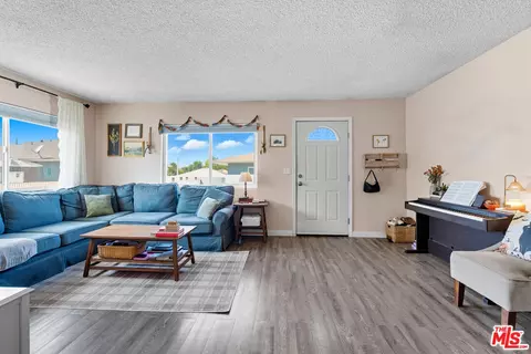 28016 Robin Ave, Saugus, CA 91350 photo 4