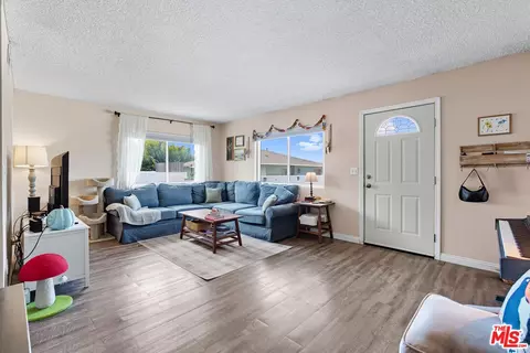 28016 Robin Ave, Saugus, CA 91350 photo 3