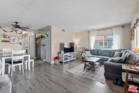 28016 Robin Ave, Saugus, CA 91350 photo 2