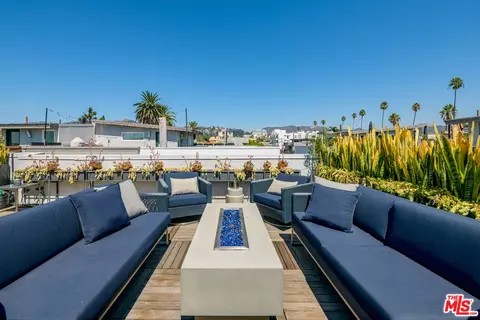 6913 N Tierno Ln, Los Angeles, CA 90038