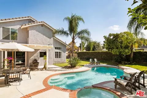 28051 Devon Ln, Saugus, CA 91350