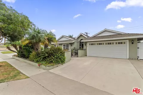19941 Carmania Ln, Huntington Beach, CA 92646