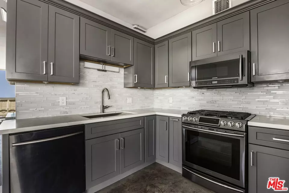Kitchen - 4411 Los Feliz Blvd #901, Los Angeles, CA 90027 photo 4 of 6