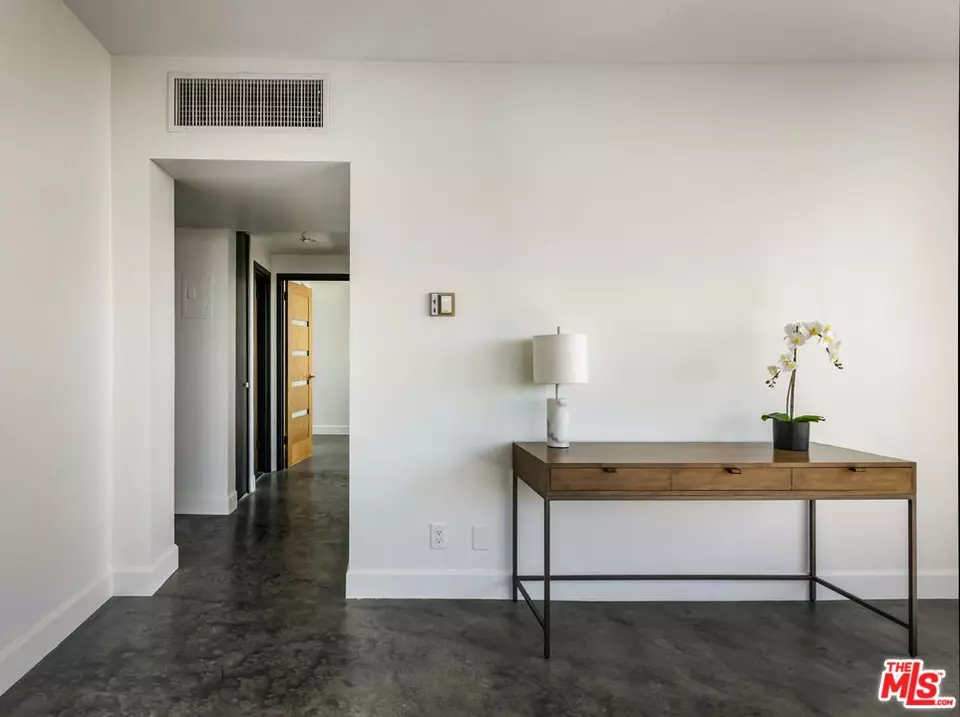 Entry Way - 4411 Los Feliz Blvd #901, Los Angeles, CA 90027 photo 2 of 2