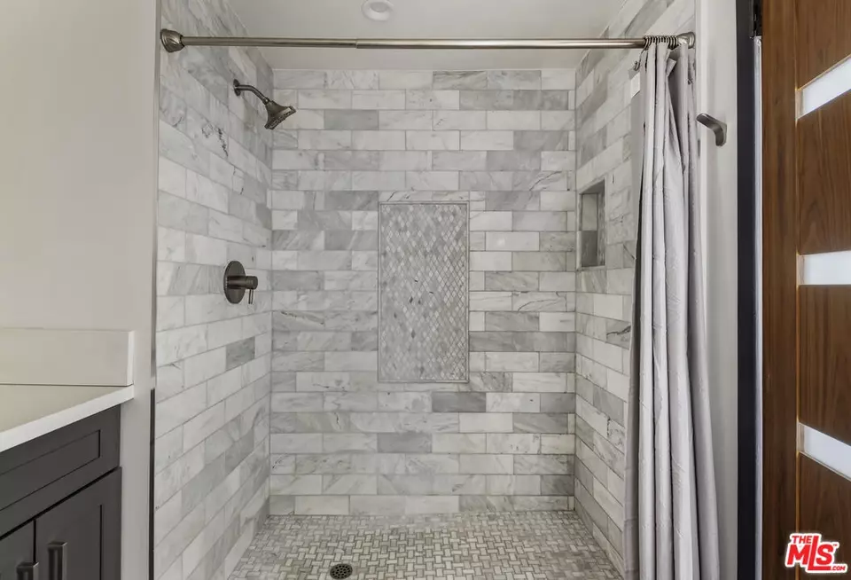 Bath - 4411 Los Feliz Blvd #901, Los Angeles, CA 90027 photo 2 of 4
