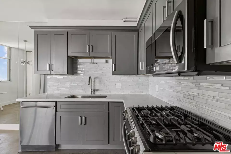 Kitchen - 4411 Los Feliz Blvd #901, Los Angeles, CA 90027 photo 3 of 6