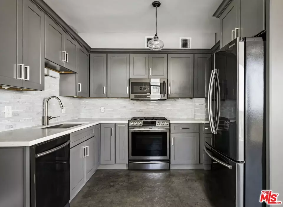 Kitchen - 4411 Los Feliz Blvd #901, Los Angeles, CA 90027 photo 2 of 6