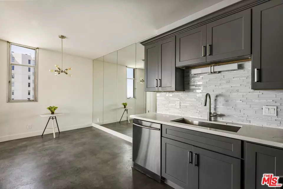 Kitchen - 4411 Los Feliz Blvd #901, Los Angeles, CA 90027 photo 5 of 6