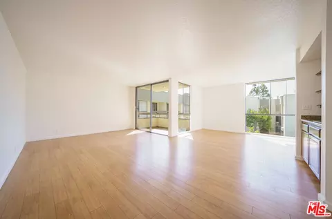 Living - 750 S Spaulding Ave #312, Los Angeles, CA 90036 photo 1 of 4