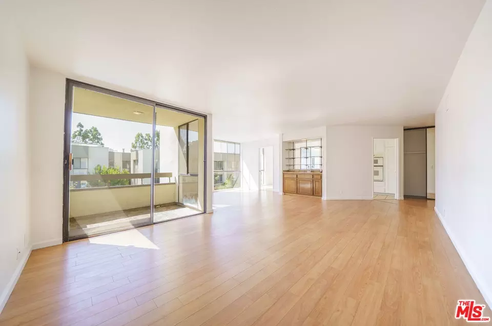 Living - 750 S Spaulding Ave #312, Los Angeles, CA 90036 photo 2 of 4