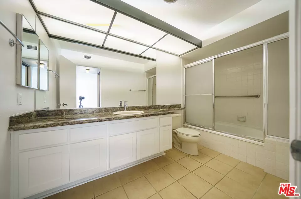 Bath - 750 S Spaulding Ave #312, Los Angeles, CA 90036 photo 2 of 3