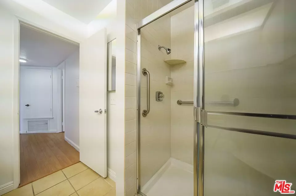 Bath - 750 S Spaulding Ave #312, Los Angeles, CA 90036 photo 3 of 3