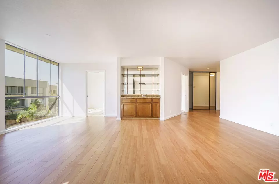 Living - 750 S Spaulding Ave #312, Los Angeles, CA 90036 photo 3 of 4