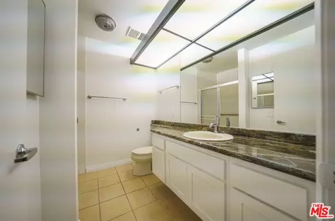 Bath - 750 S Spaulding Ave #312, Los Angeles, CA 90036 photo 1 of 3