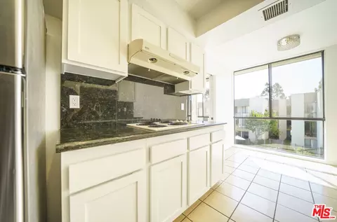 Kitchen - 750 S Spaulding Ave #312, Los Angeles, CA 90036 photo 1 of 3